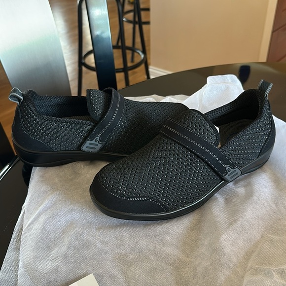 NWT Women’s Black Slip-On Shoes OrthoFeet NWT in box new 8 wide orthopedic - Picture 8 of 9